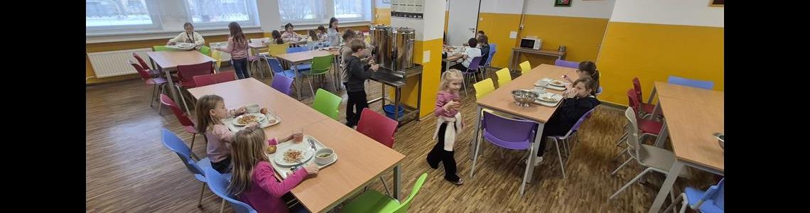 NOVÉ ŽIDLE A STOLY VE ŠKOLNÍ JÍDELNĚ 